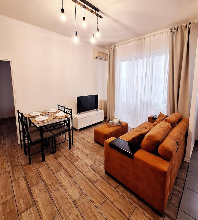 un salon avec un canapé et une table dans l'établissement Two bedrooms apartment near beach, à Cannes