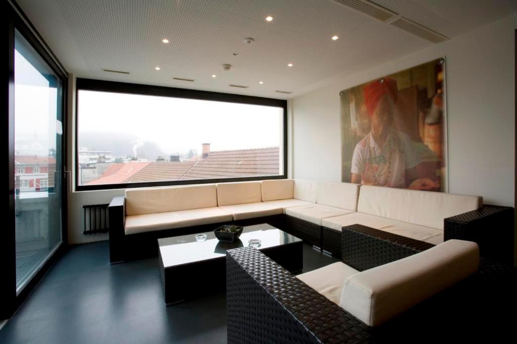 Uma área de estar em Hotel Astoria