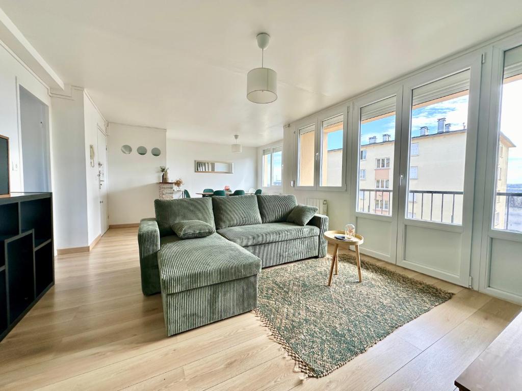 un salon avec un canapé et une table dans l'établissement L'Artiste T3 lumineux et spacieux, à Limoges