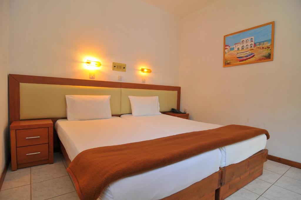 Postel nebo postele na pokoji v ubytování Hotel Emerald and Suites