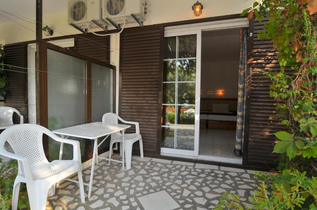 Patio nebo venkovní prostory v ubytování Hotel Emerald and Suites