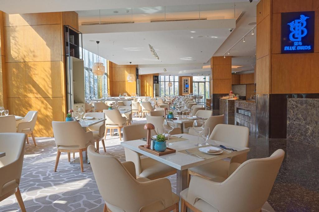 Posezení v ubytování InterContinental Beijing Beichen by IHG l Walking Distance to Bird's Nest & Water Cube & Metro Station l Interconnected with China National Convention Center l Award-winning Club Lounge with Mixologist l Direct Metro Line to Wangfujing