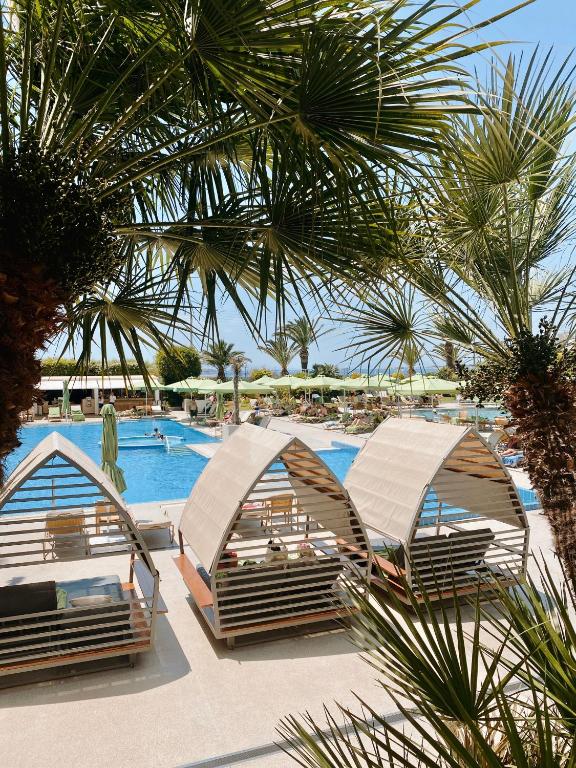 Bazén v ubytování Divani Apollon Palace & Thalasso nebo v jeho okolí