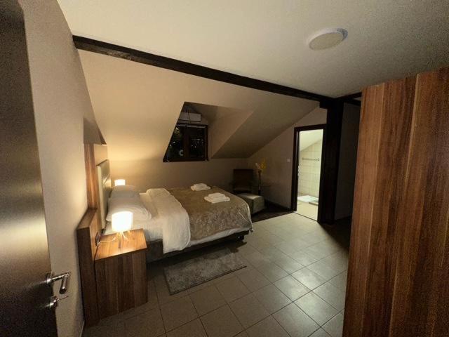 Postel nebo postele na pokoji v ubytování JP Motel Mali Pariz