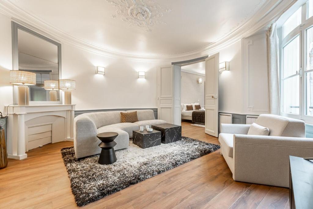 un salon avec un canapé et une table dans l'établissement 31#Louvre#Opera#Paris02 # 2bedrooms #AC, à Paris