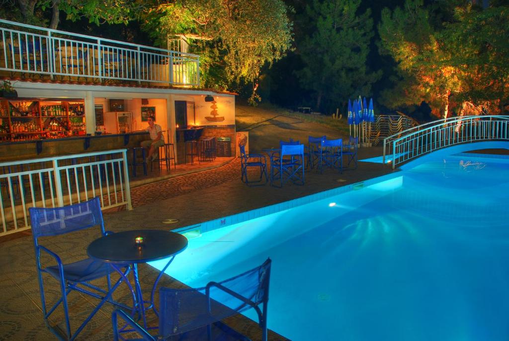 Bazén v ubytování Hotel Emerald and Suites nebo v jeho okolí