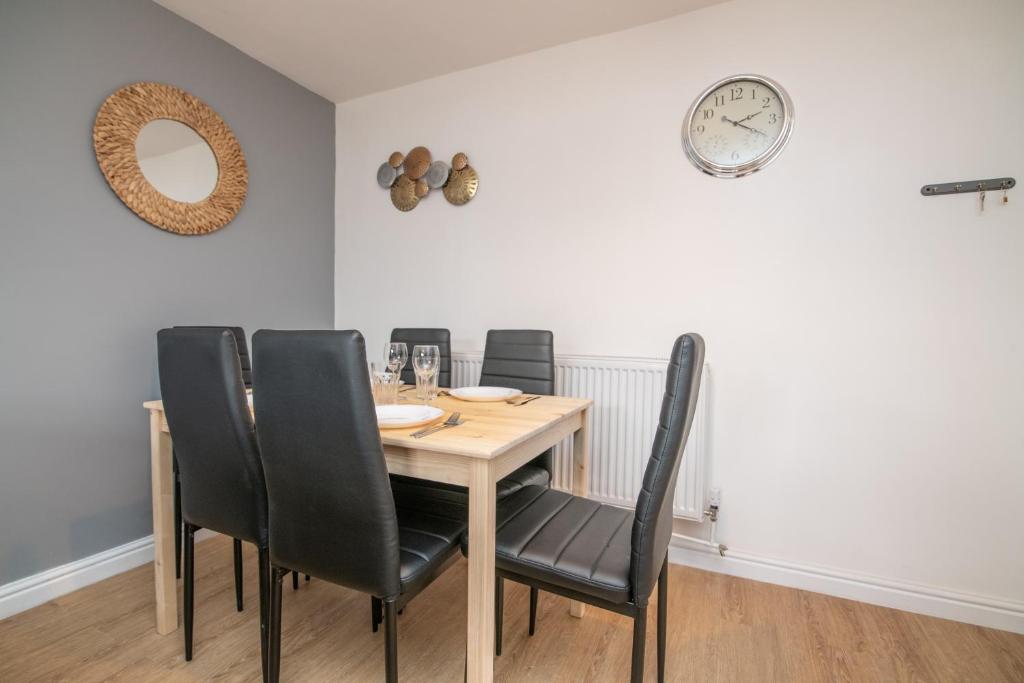 Fotografie z fotogalerie ubytování Luxury Apt with 2 bathrooms n Free Parking v destinaci West Bromwich