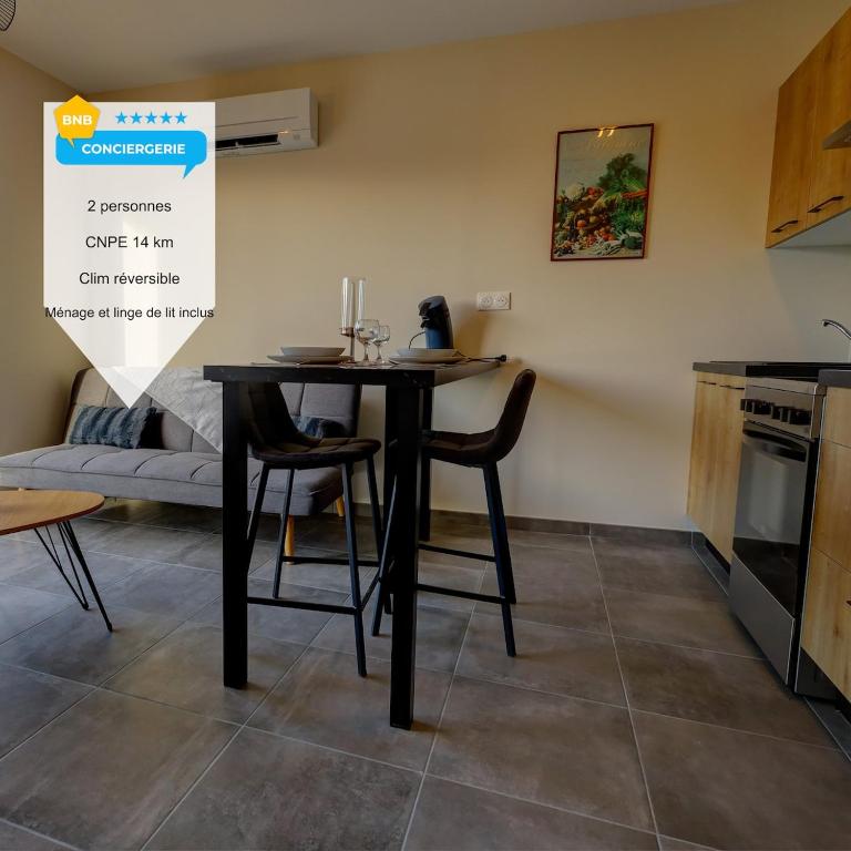 une salle à manger avec une table et des chaises dans une cuisine dans l'établissement Le Montréal proche CNPE Parking Calme Wifi, à Vaux-en-Bugey