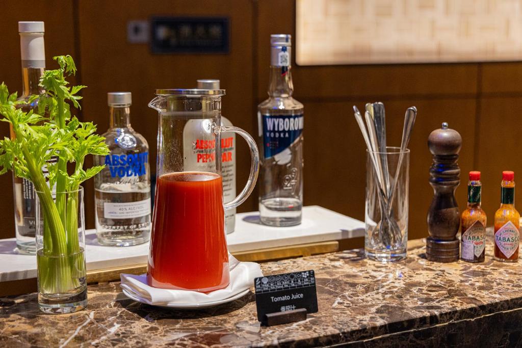 Nápoje v ubytování InterContinental Beijing Beichen by IHG l Walking Distance to Bird's Nest & Water Cube & Metro Station l Interconnected with China National Convention Center l Award-winning Club Lounge with Mixologist l Direct Metro Line to Wangfujing