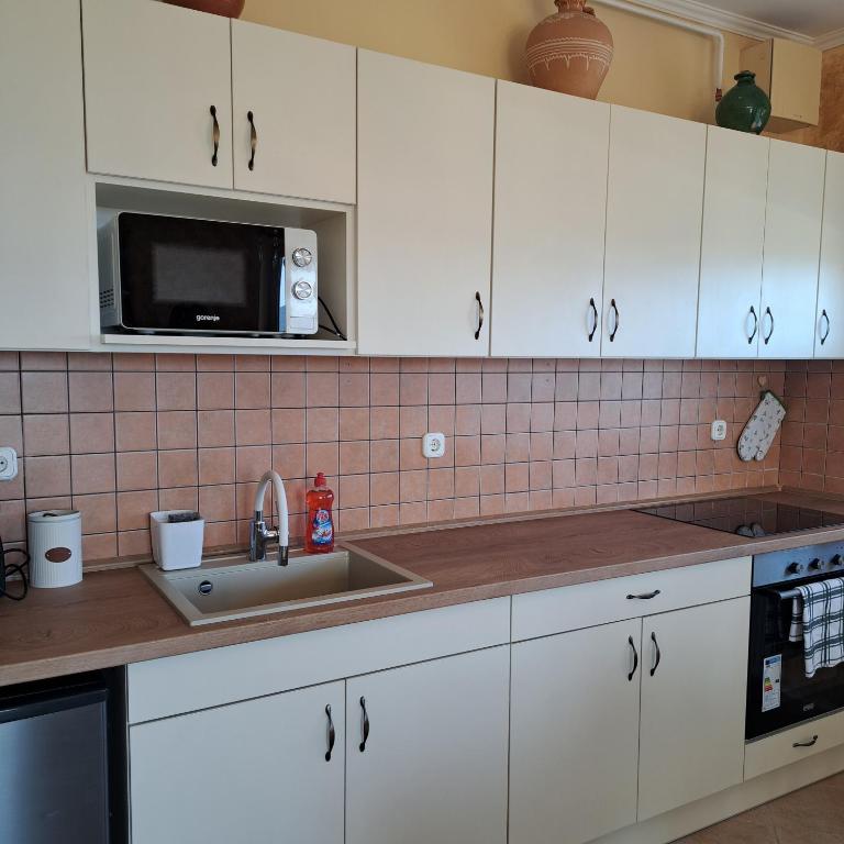 Kuchyňa alebo kuchynka v ubytovaní Francesca Apartmanlakása