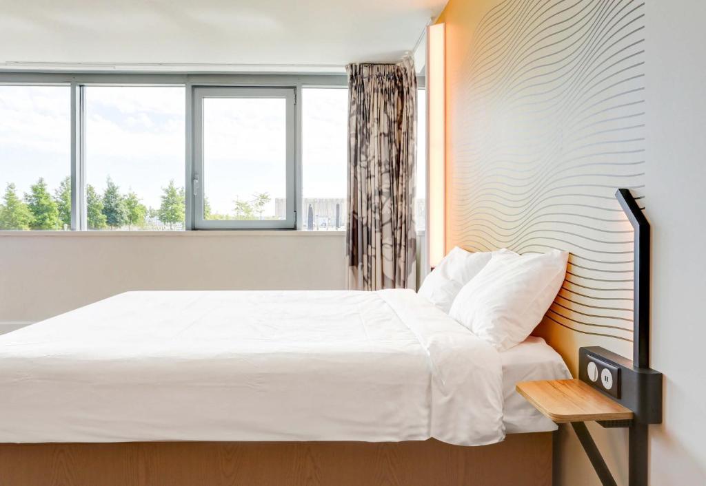 Postel nebo postele na pokoji v ubytování B&B HOTEL Reims Bezannes