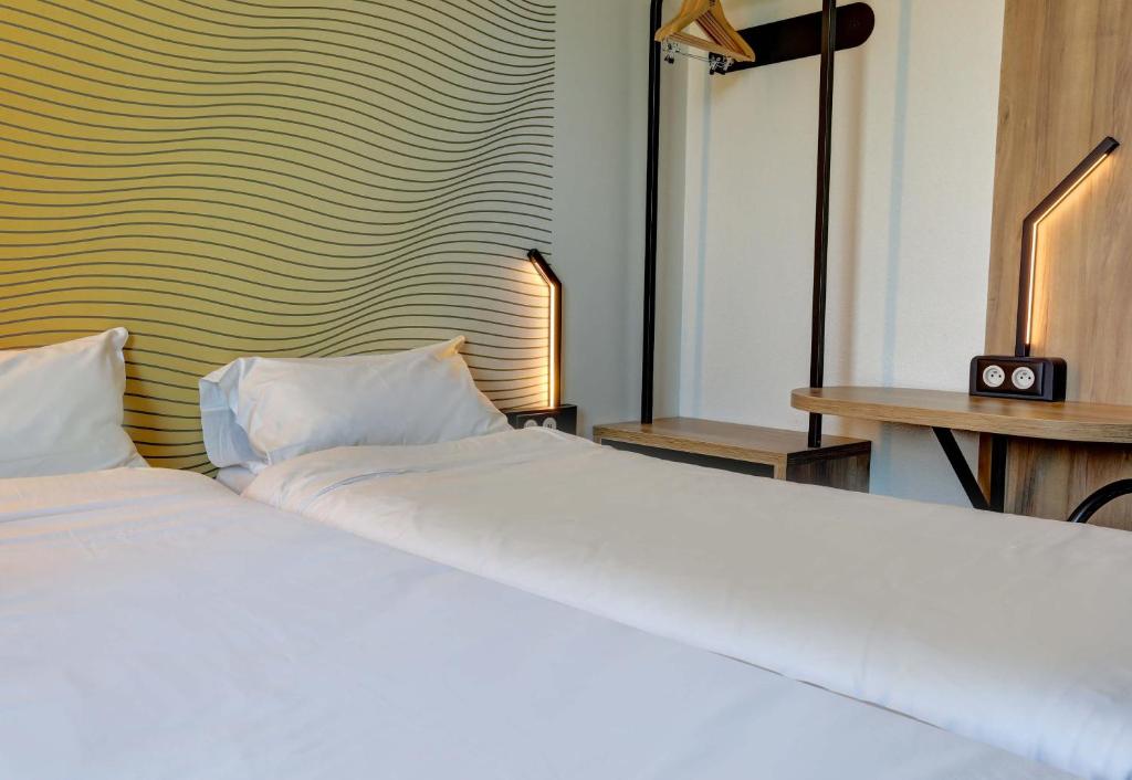 Postel nebo postele na pokoji v ubytování B&B HOTEL Reims Bezannes