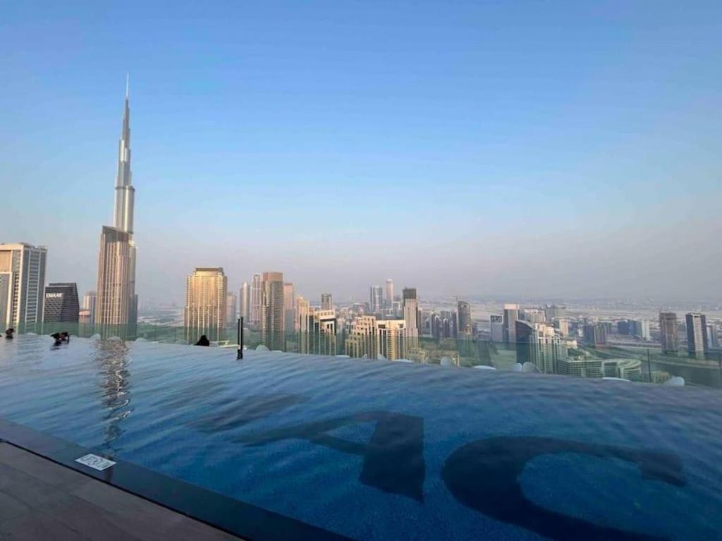 ein Pool auf einem Gebäude mit einer Stadt in der Unterkunft Unique 2br with Infinity Pool view on Burj Khalifa in Dubai