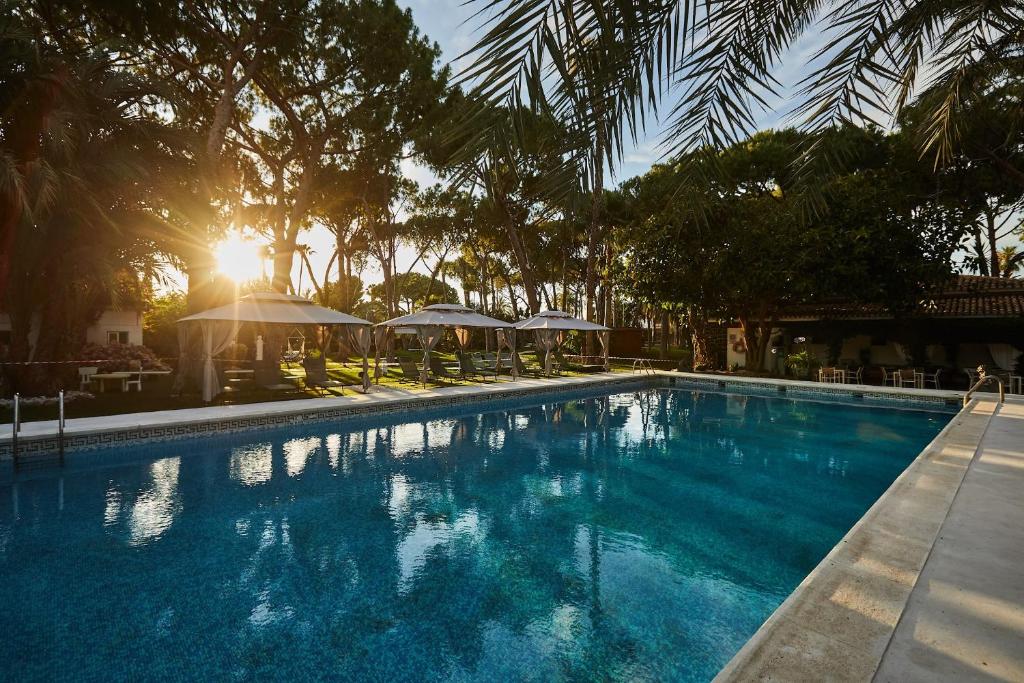 Bazén v ubytování El Oasis Villa Resort nebo v jeho okolí