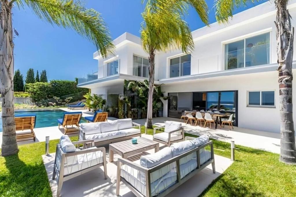 Photo de la galerie de l'établissement 5 Bedroom Villa with Sea View & Pool, à Vallauris