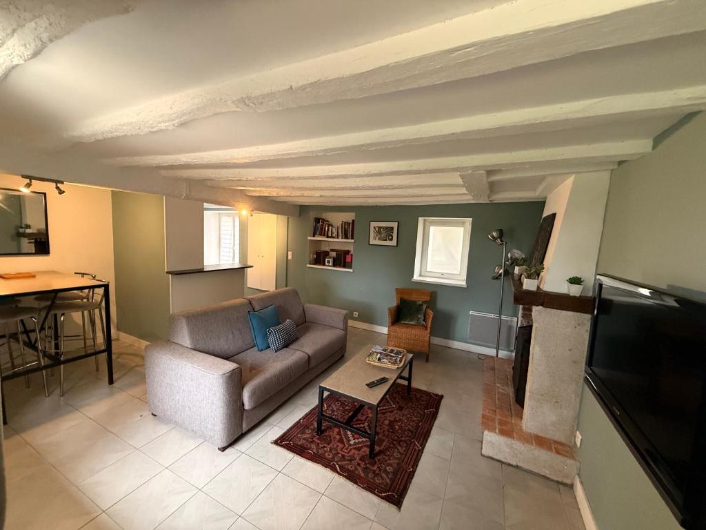 un salon avec un canapé et une table dans l'établissement Le Groupe des Huards au cœur du Val de Loire, à Cour-Cheverny