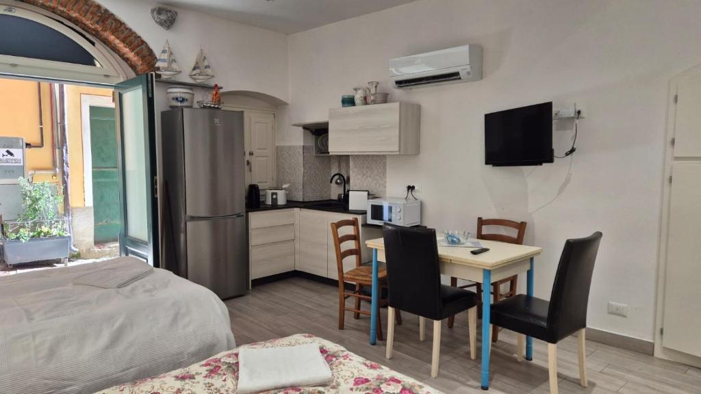 małą kuchnię ze stołem i krzesłami w pokoju w obiekcie Casa Isabella De Luxe Studio w mieście Monterosso al Mare