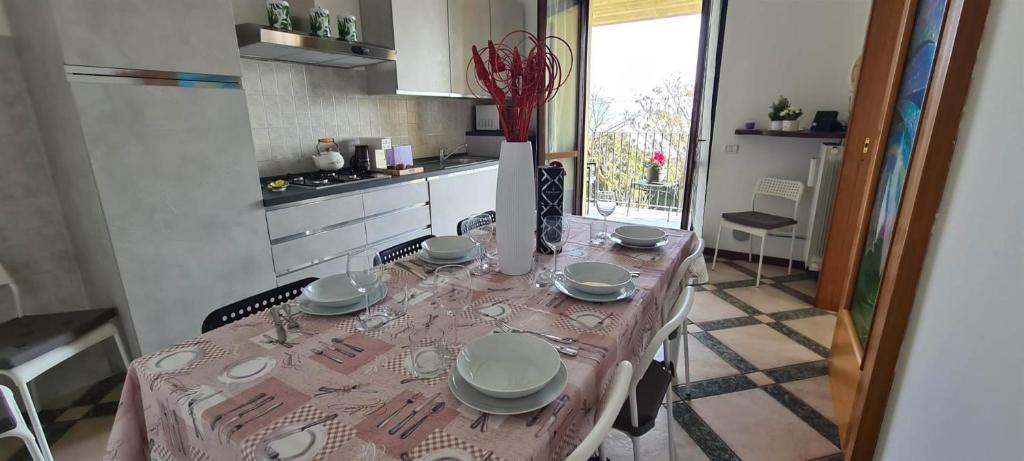 CASA AL LAGO D'ISEO VISTA PANORAMICA في بريدور: طاولة طعام عليها قطعة قماش وردية