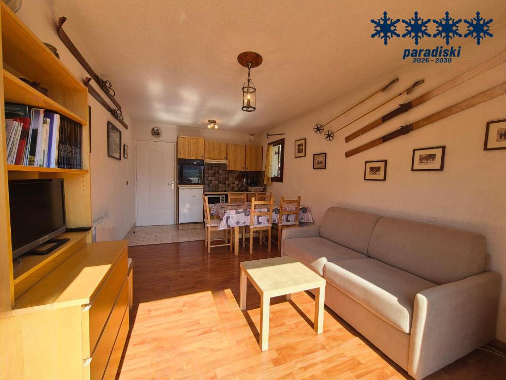 un salon avec un canapé et une table dans l'établissement LES 5 LACS J2 - Bel appartement centre-ville, à Bourg-Saint-Maurice