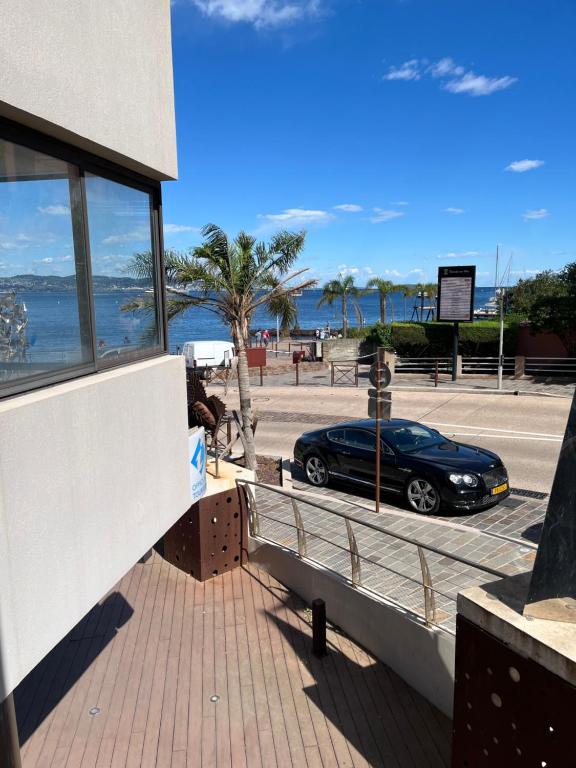 une voiture garée dans un parking près de l'océan dans l'établissement Théoule-sur-Mer, à Théoule-sur-Mer