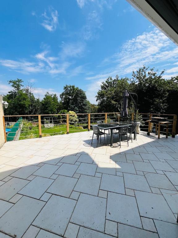 un patio avec une table et des chaises et une clôture dans l'établissement Charmante maison, 3 chambres et parking, Vienne, à Vienne
