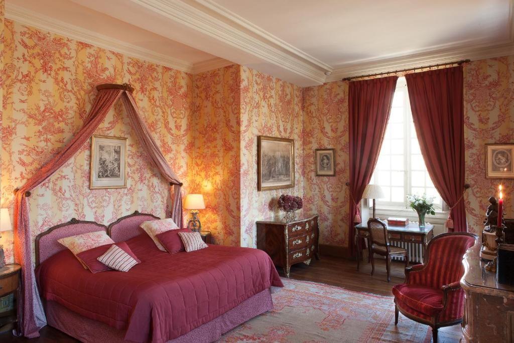 een slaapkamer met een bed, een tafel en een bureau bij Château-Hôtel de Bourron in Bourron-Marlotte