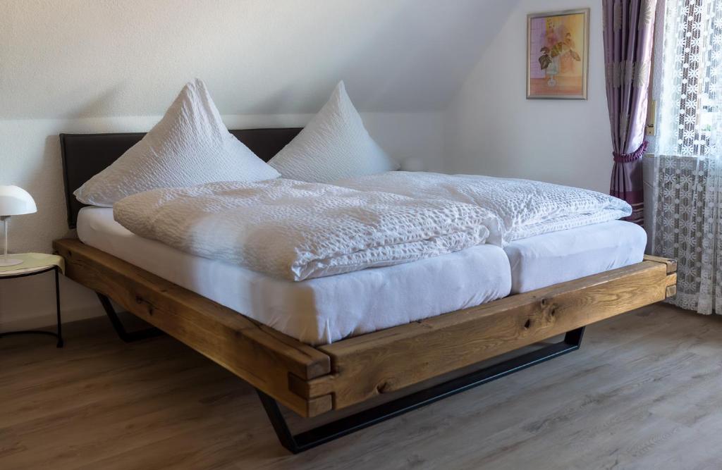 Postel nebo postele na pokoji v ubytování Pension Haus Monika