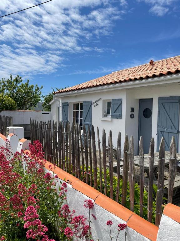 une clôture en bois devant une maison dans l'établissement La Maison d'ETE, à Noirmoutier-en-l'lle