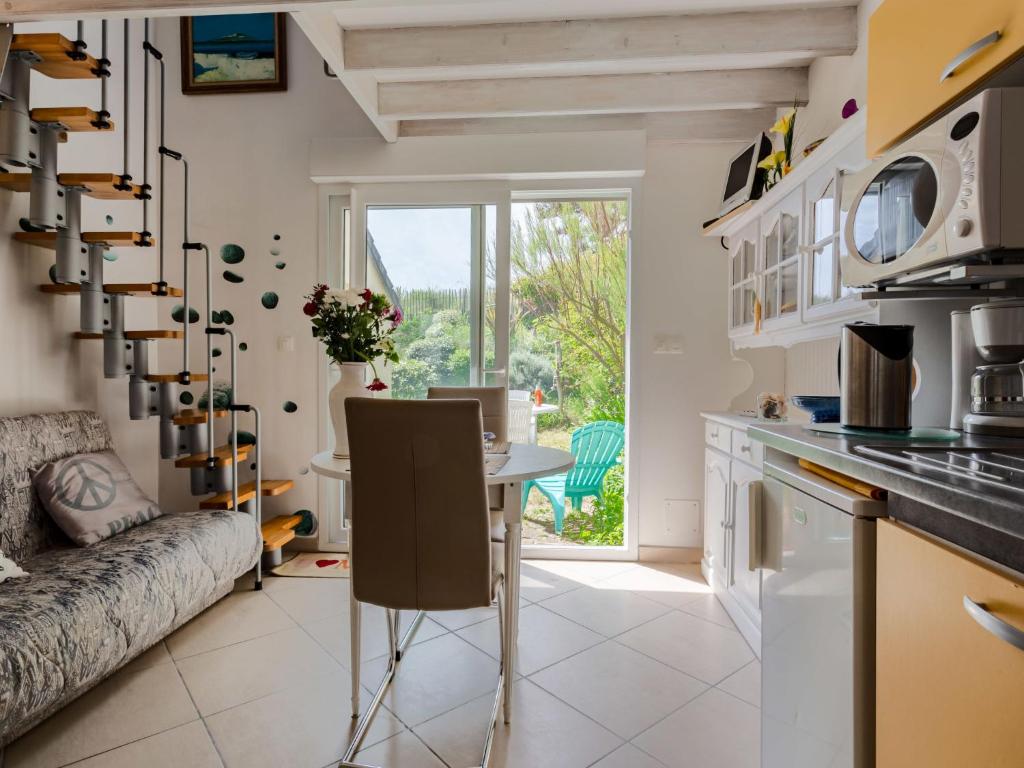 une cuisine avec une table et un canapé dans l'établissement Holiday Home La Plage by Interhome, à Surville