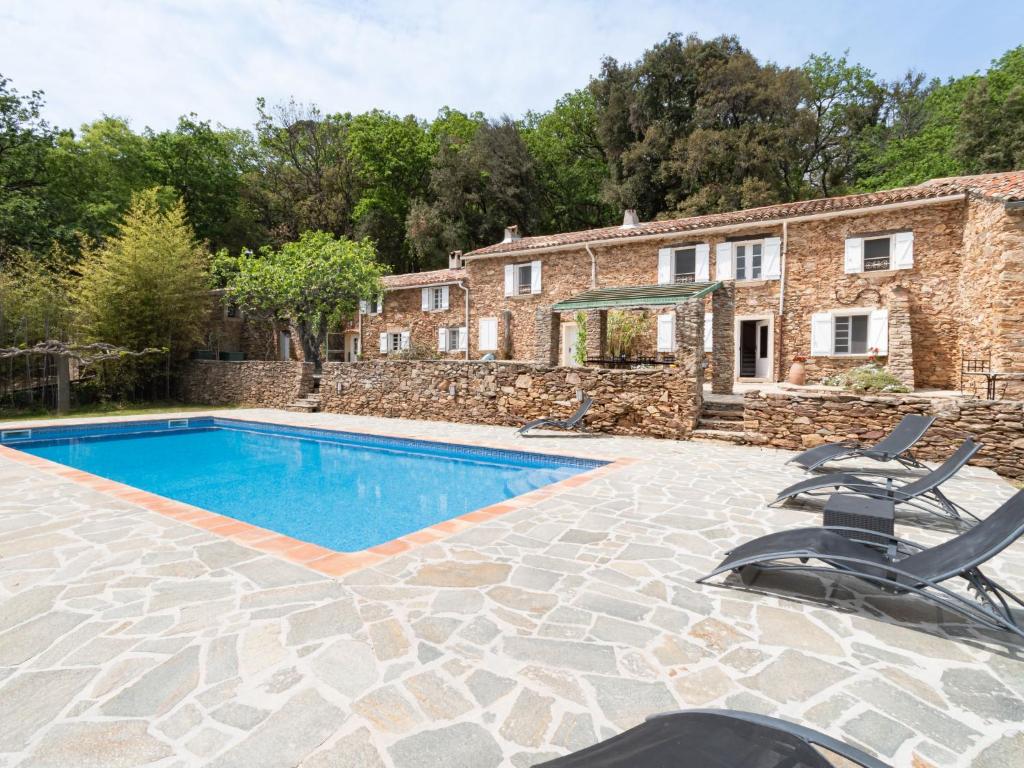 - une piscine en face d'une maison en pierre dans l'établissement Holiday Home La Bastide Haute by Interhome, à La Garde-Freinet