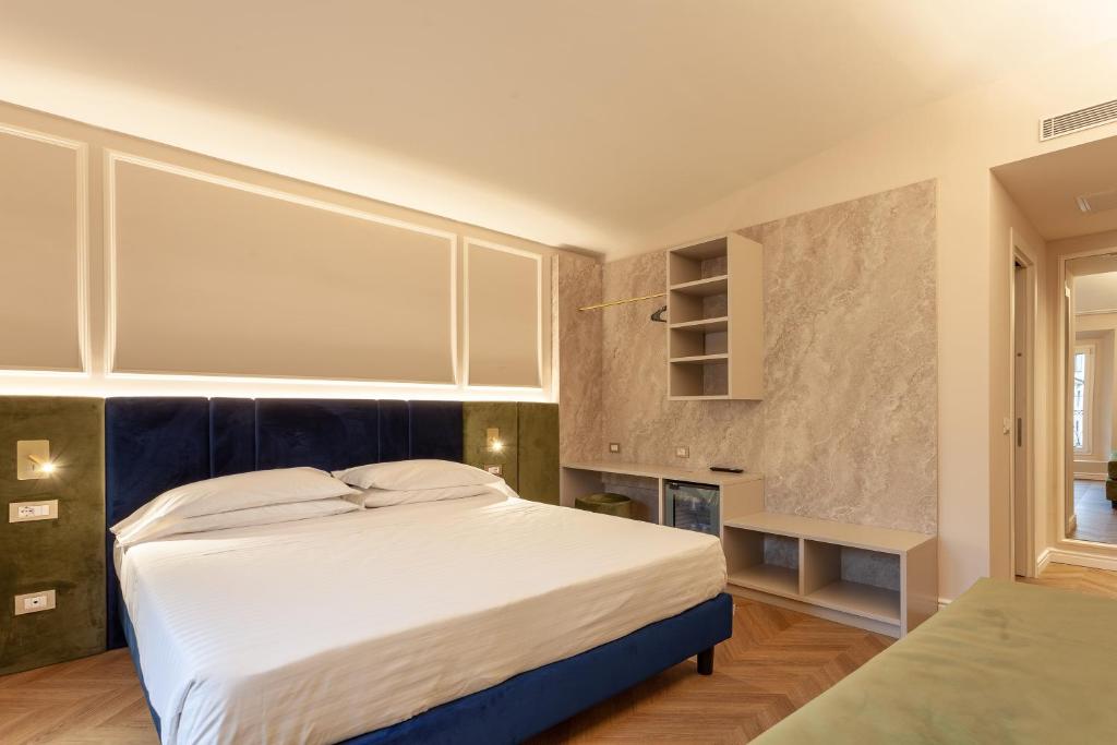 A bed or beds in a room at Hotel La Fortezza