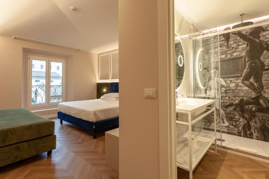 A bed or beds in a room at Hotel La Fortezza