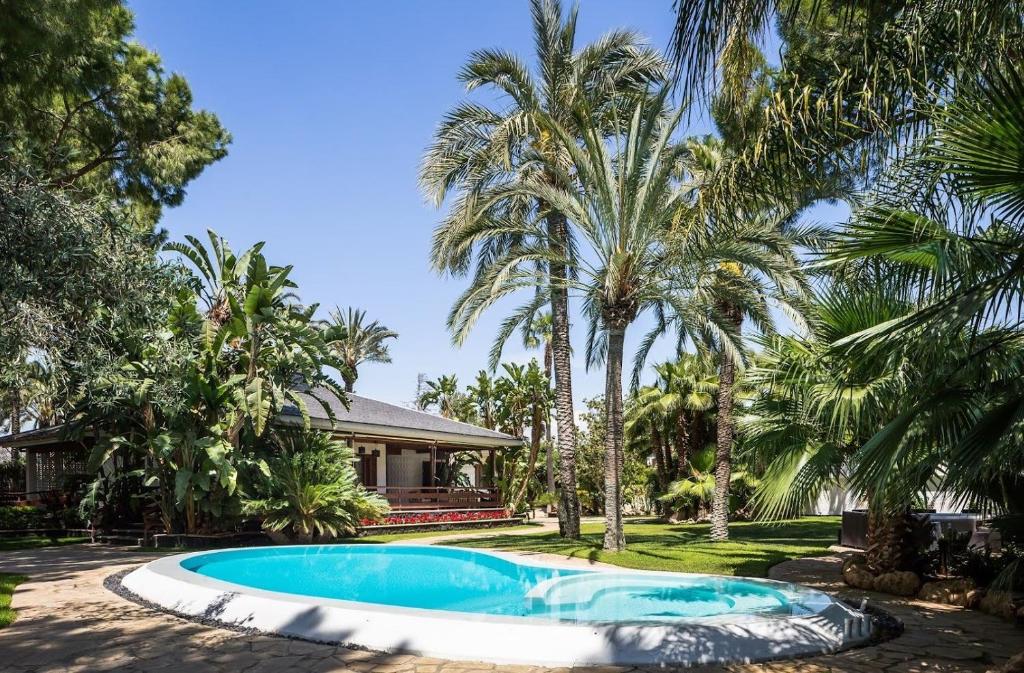 Bazén v ubytování El Oasis Villa Resort nebo v jeho okolí