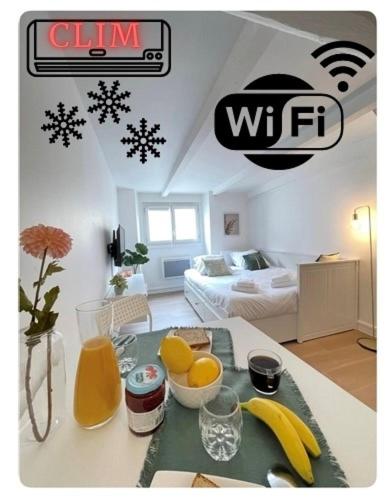 - un salon avec une table et des fruits dans l'établissement A NE PAS MANQUER Studio plein centre d Avignon climatisé, à Avignon