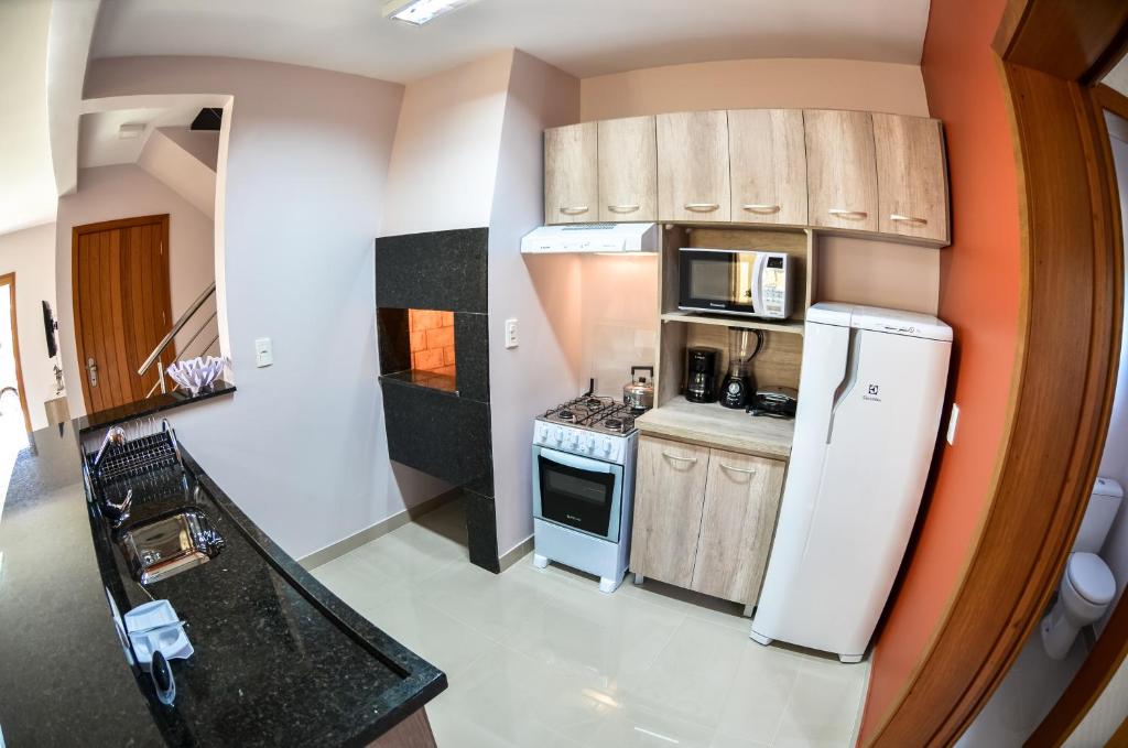 Kuchyň nebo kuchyňský kout v ubytování Casas dos Alpes