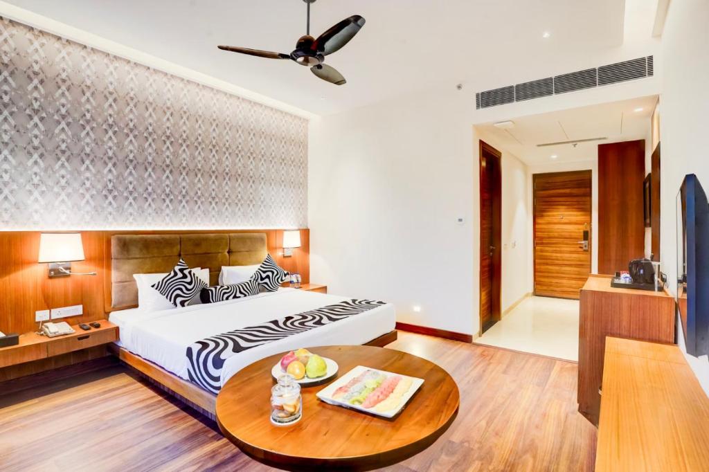 Postel nebo postele na pokoji v ubytování Hotel Caves Plaza Near IGI AIrport Delhi