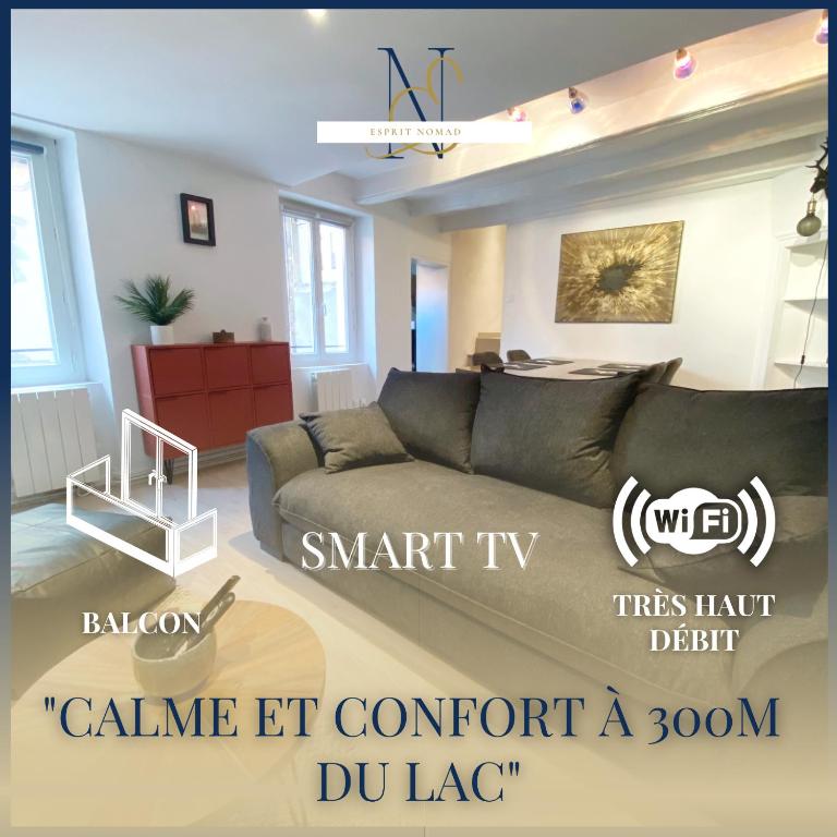 un salon avec un canapé et une table dans l'établissement Esprit Nomad - Appartement rue piétonne proche lac, à Annecy