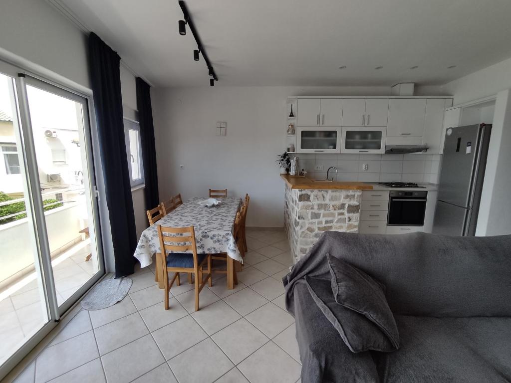 Kuchyň nebo kuchyňský kout v ubytování Apartment Leon