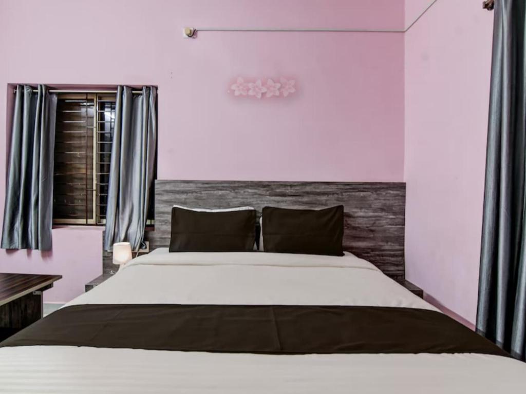 Postel nebo postele na pokoji v ubytování Hotel Pink Tree Near KIIT University