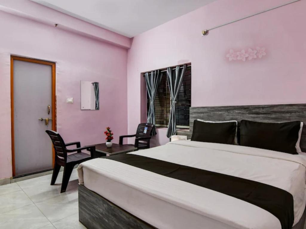 Postel nebo postele na pokoji v ubytování Hotel Pink Tree Near KIIT University