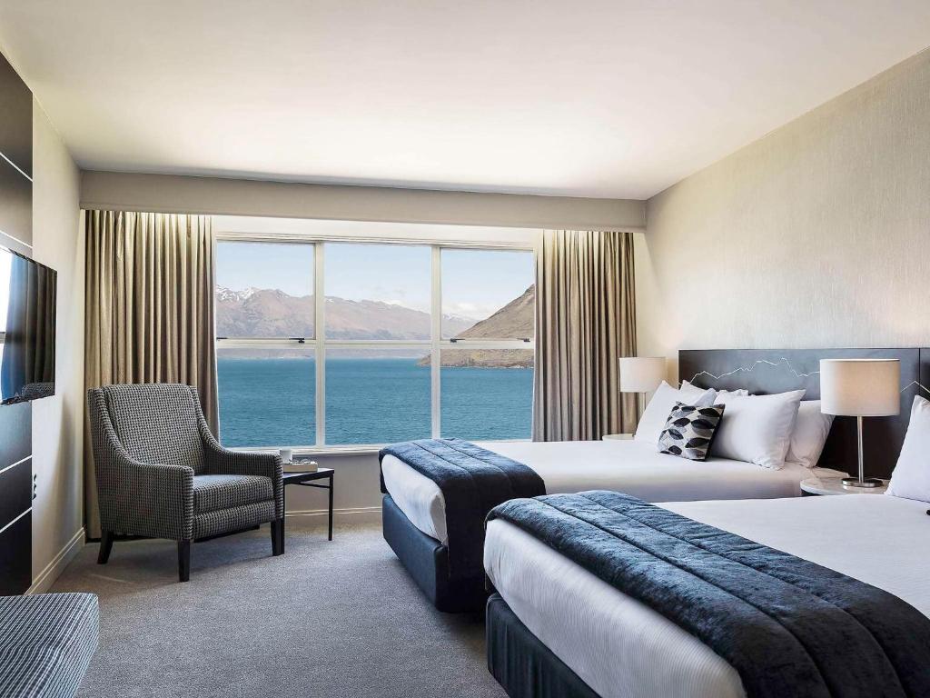 Postel nebo postele na pokoji v ubytování Mercure Queenstown Resort