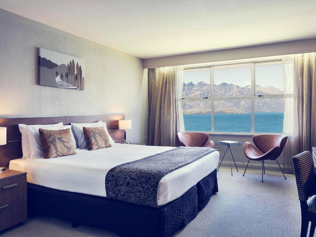 Postel nebo postele na pokoji v ubytování Mercure Queenstown Resort