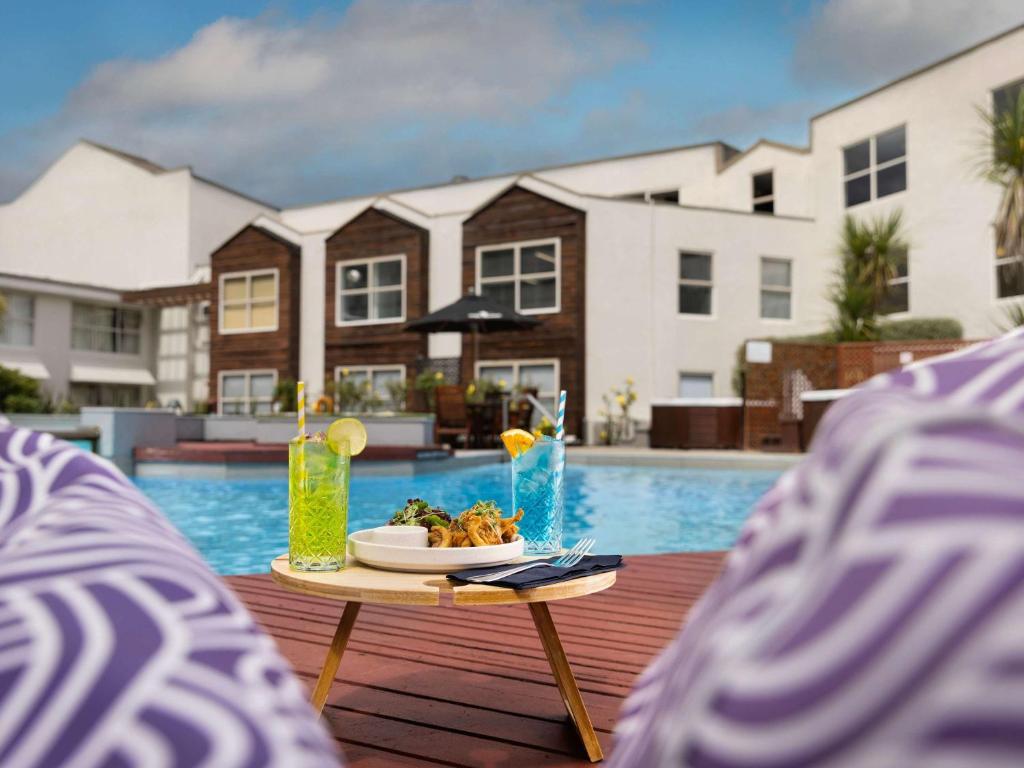 Bazén v ubytování Mercure Queenstown Resort nebo v jeho okolí