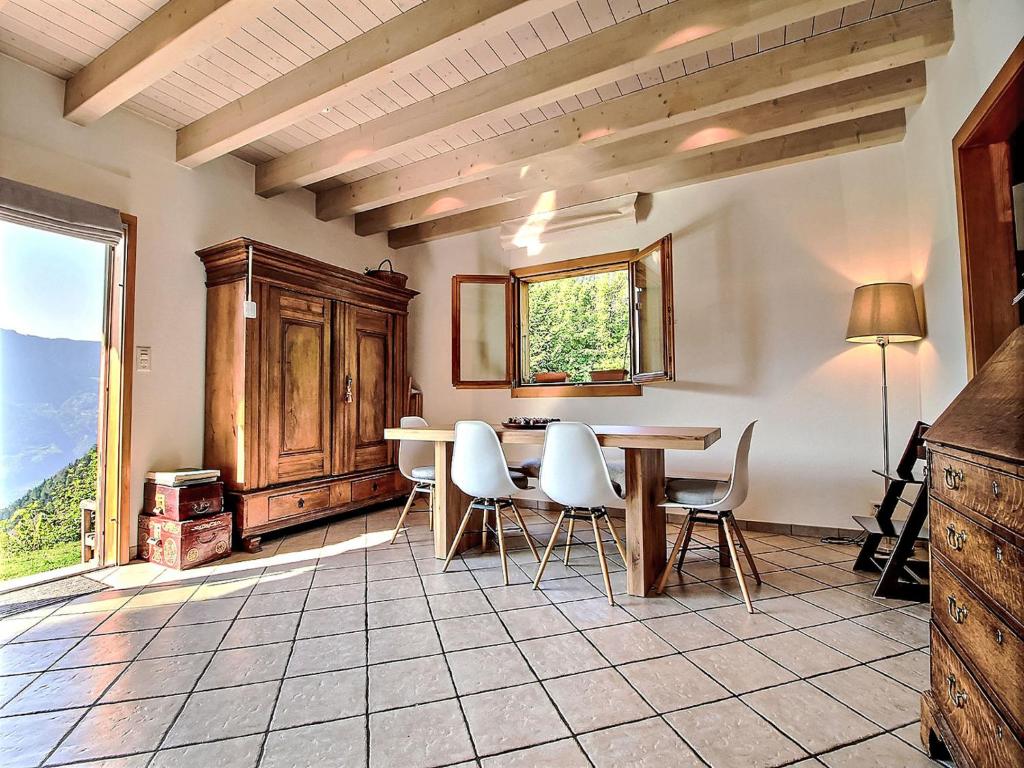 Posezení v ubytování Chalet Dendron by Interhome