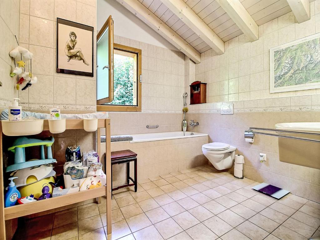 Koupelna v ubytování Chalet Dendron by Interhome