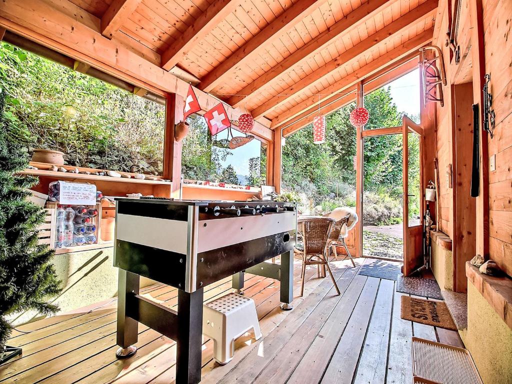 Balkón nebo terasa v ubytování Chalet Dendron by Interhome