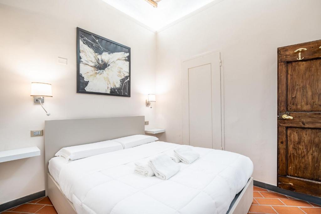 Łóżko lub łóżka w pokoju w obiekcie Ponte Vecchio Central Flats