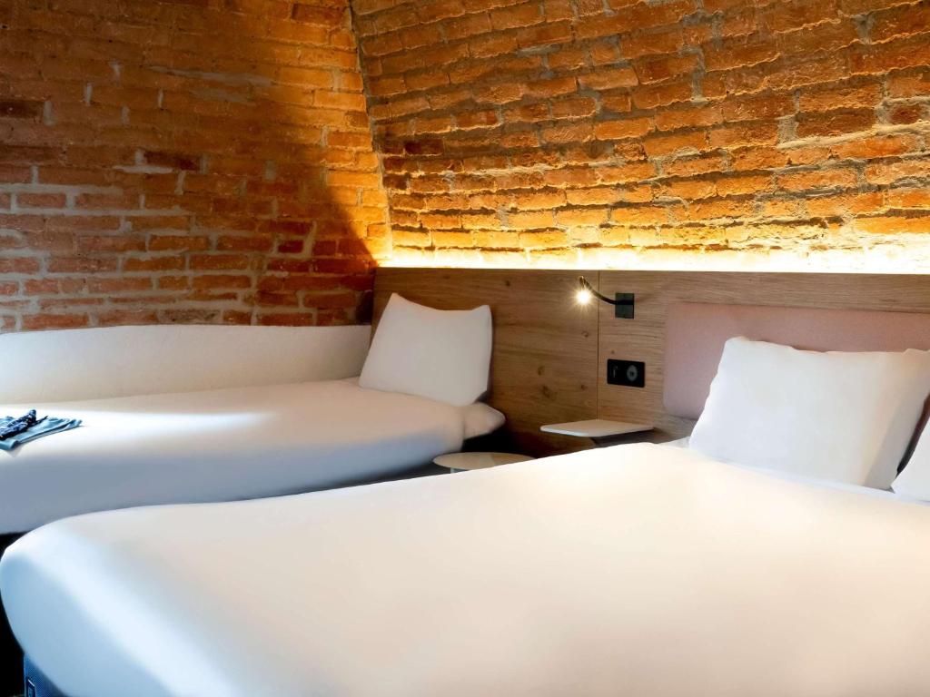 Postel nebo postele na pokoji v ubytování Ibis Styles Colmar Centre