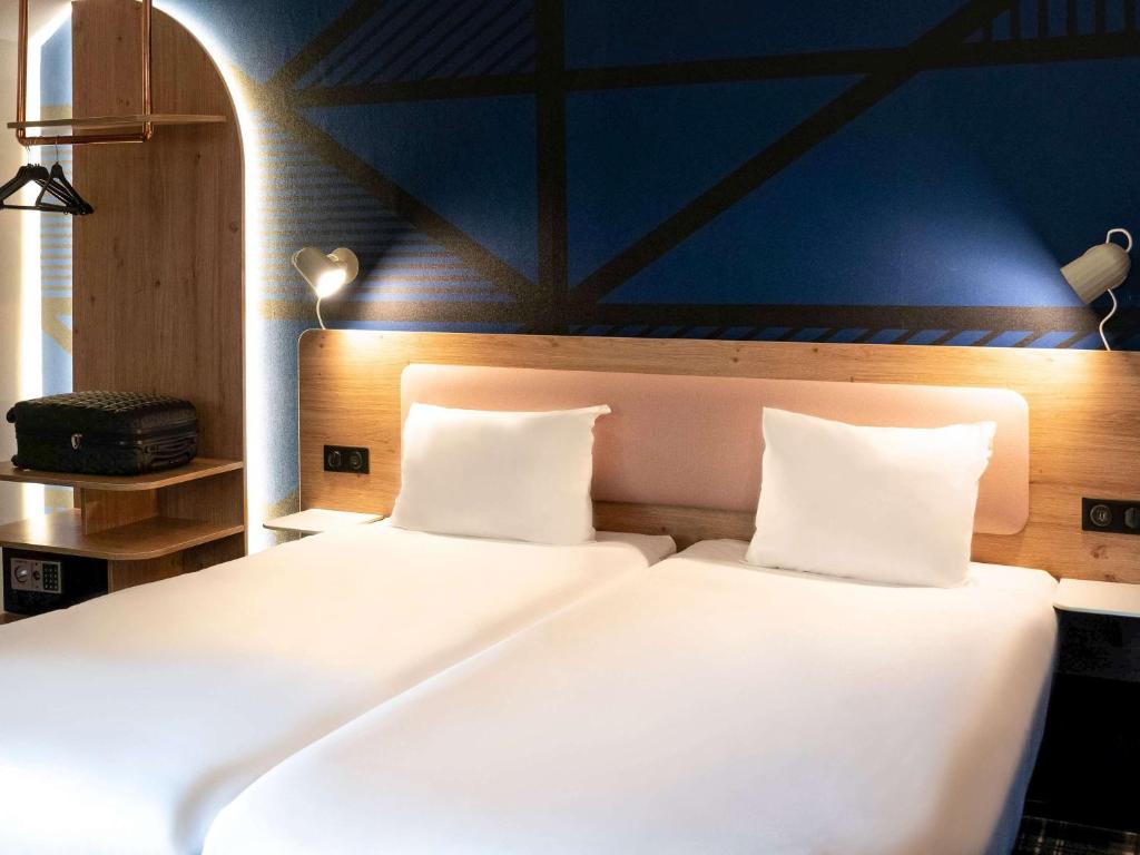 Postel nebo postele na pokoji v ubytování Ibis Styles Colmar Centre