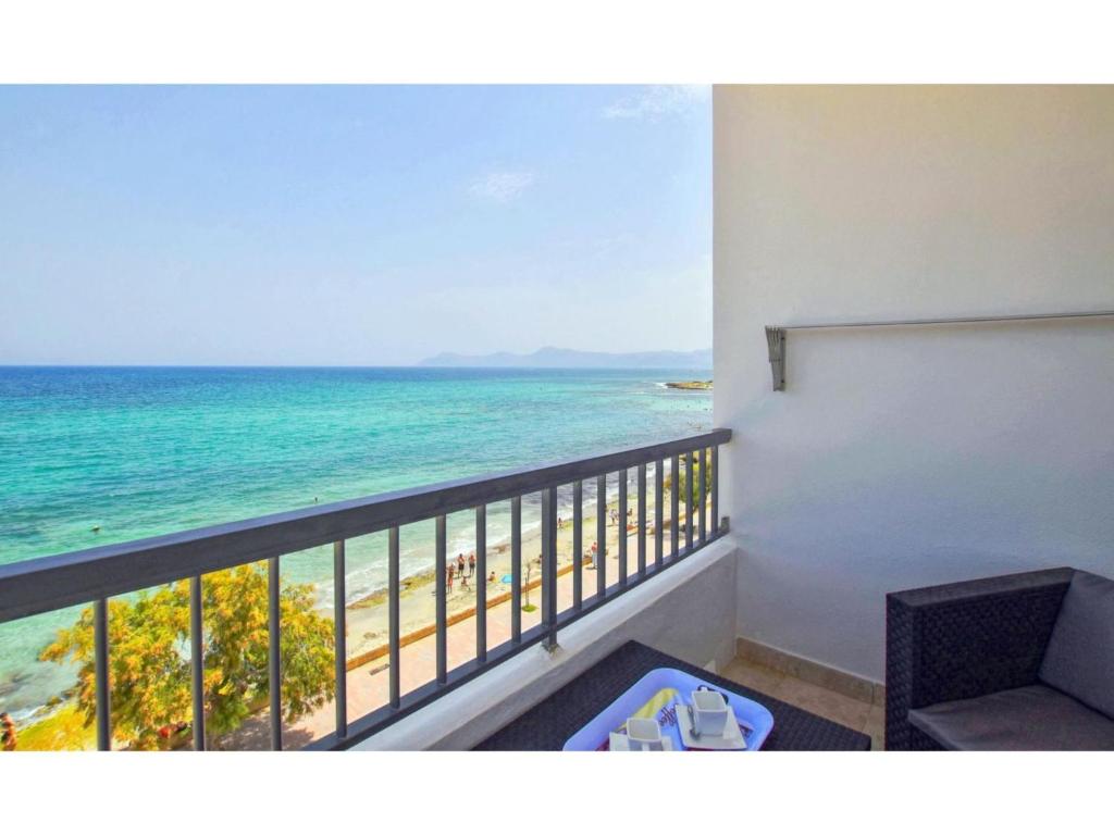 een balkon met uitzicht op het strand bij Apartment Boston by Interhome in Can Picafort